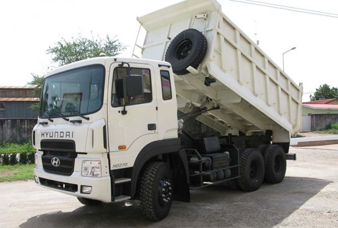 Ô tô tải hỗ trợ vận chuyển đất, gạch ngói để xây dựng công trình