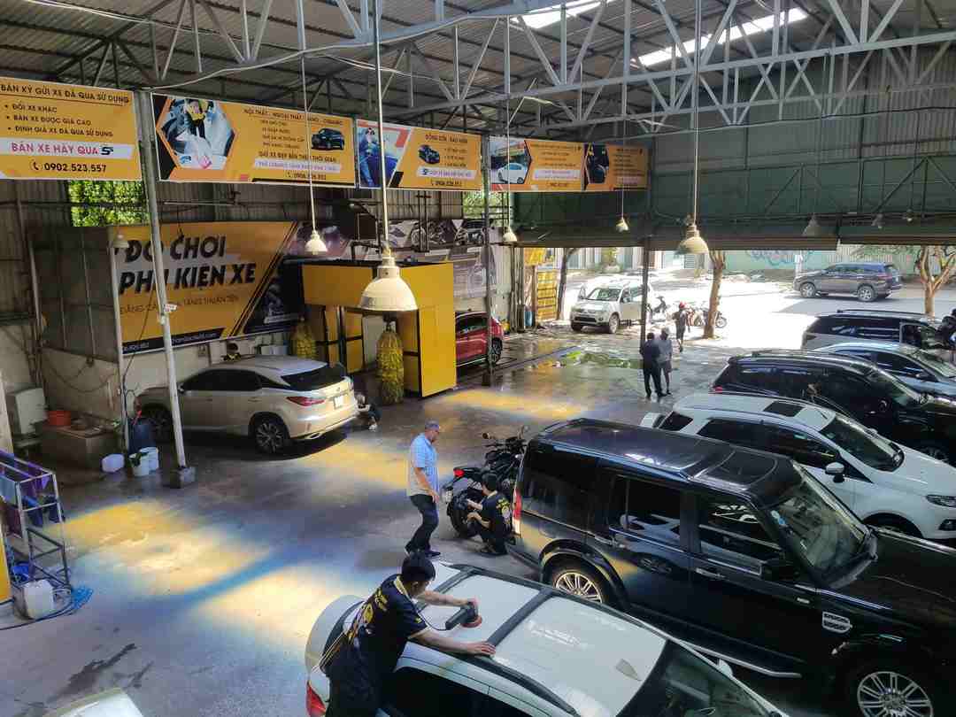 Hình ảnh tiệm rửa xe ô tô ở Việt Nam 