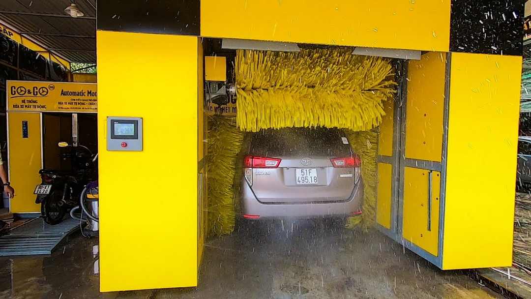 Rửa xe ô tô bằng thiết bị điện tử tự động 
