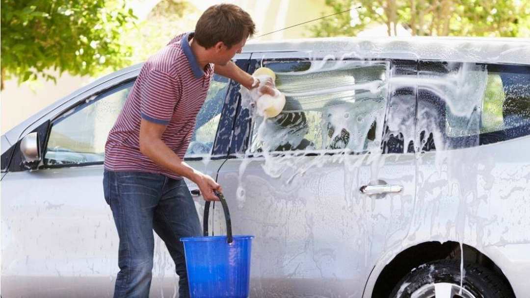 rửa xe tại nhà sẽ giúp bạn tiết kiệm thời gian và chi phí