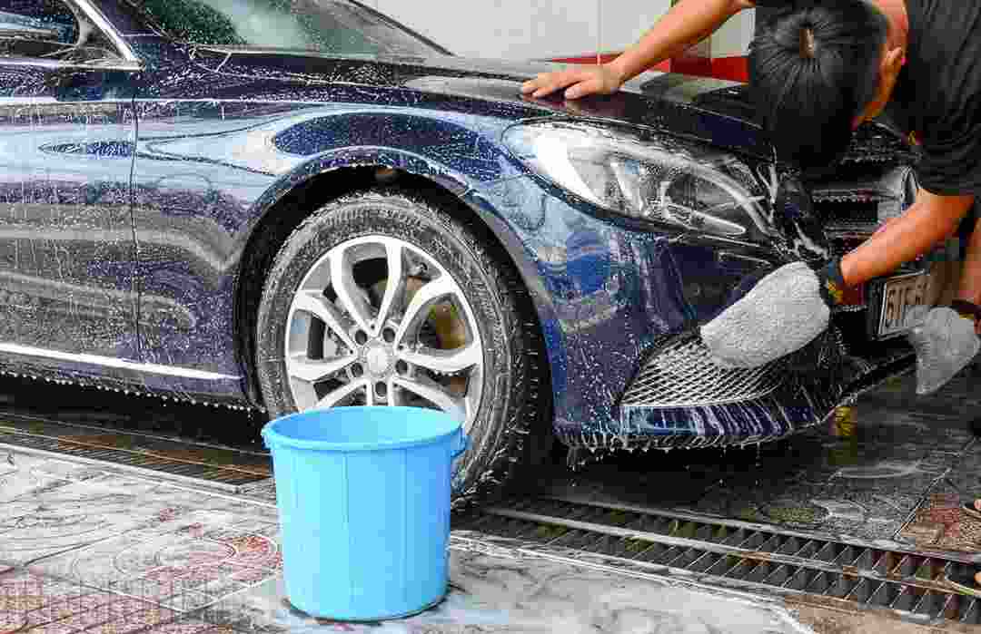 Dùng nước sạch để rửa sạch bề mặt xe