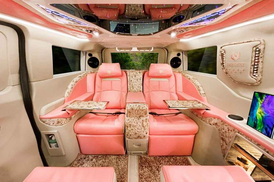 Nội thất Limousine được thiết kế với những màu sắc tươi sáng